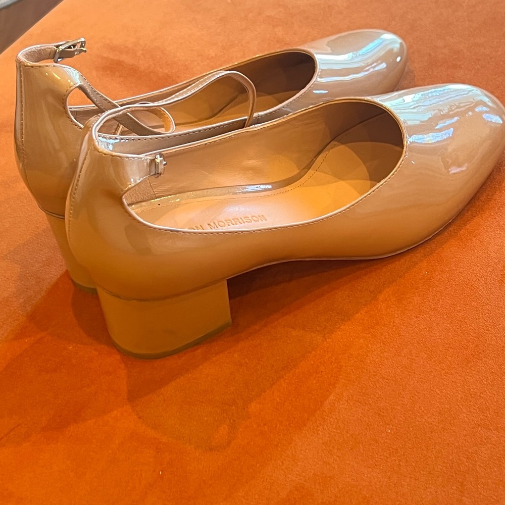 Really cute pearl gelly heels 9.5 scuffs on inside of right shoe ballet flats